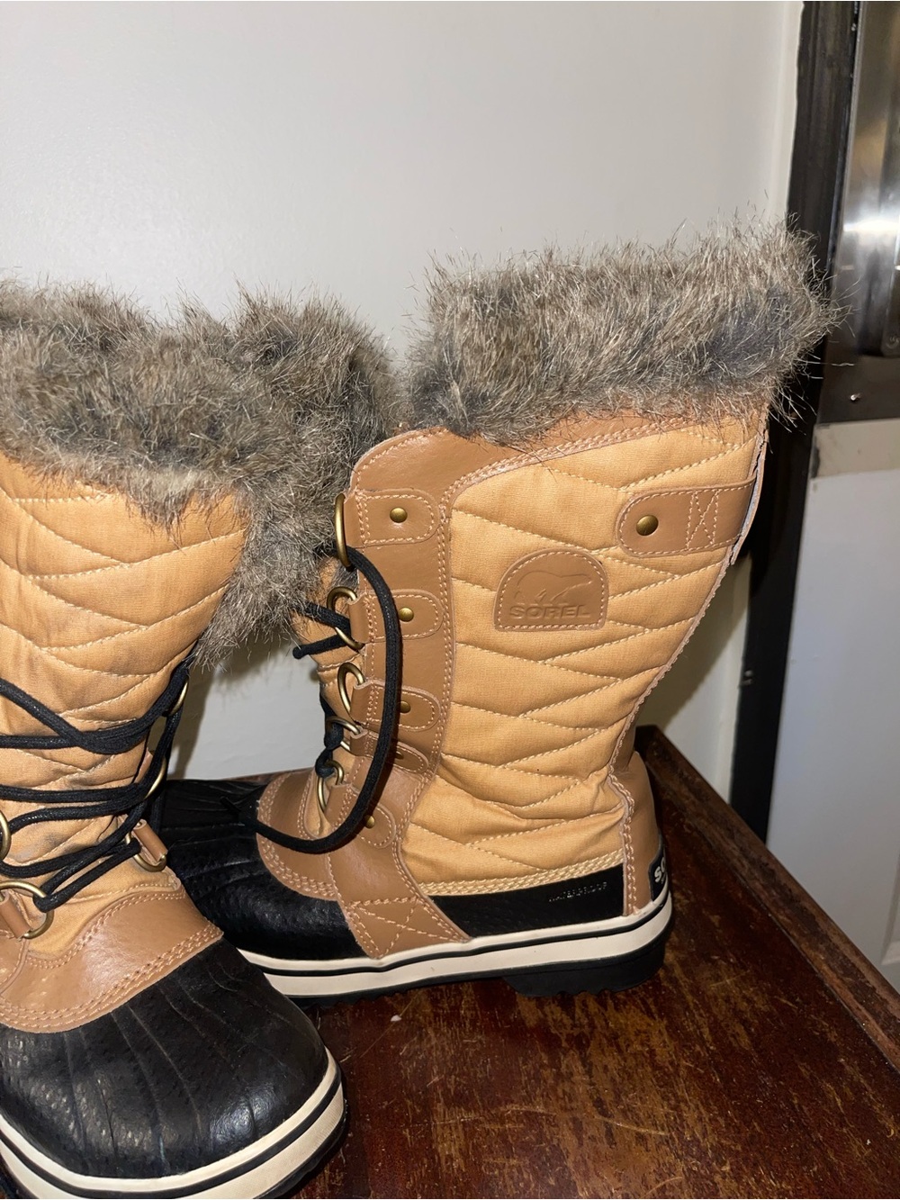 Sorrel Women's Tan and Black Winter Lace-Up Boots with Faux Fur Trim - Size 7 - Picture 3 of 13